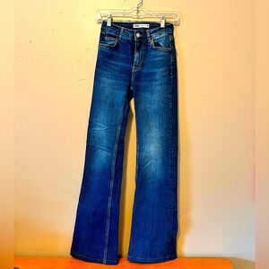 Women’s Zara size 0 boot cut/flare bottom jeans